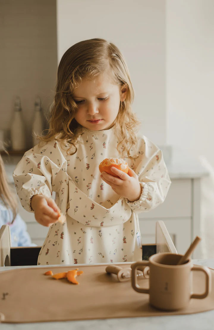 Micasso &amp; Co Bavette à manches longues 6-24 mois avec pochette intégrée qui attrape la nourriture 6-24 mois Alimentation Micasso &amp; Co Fleurs