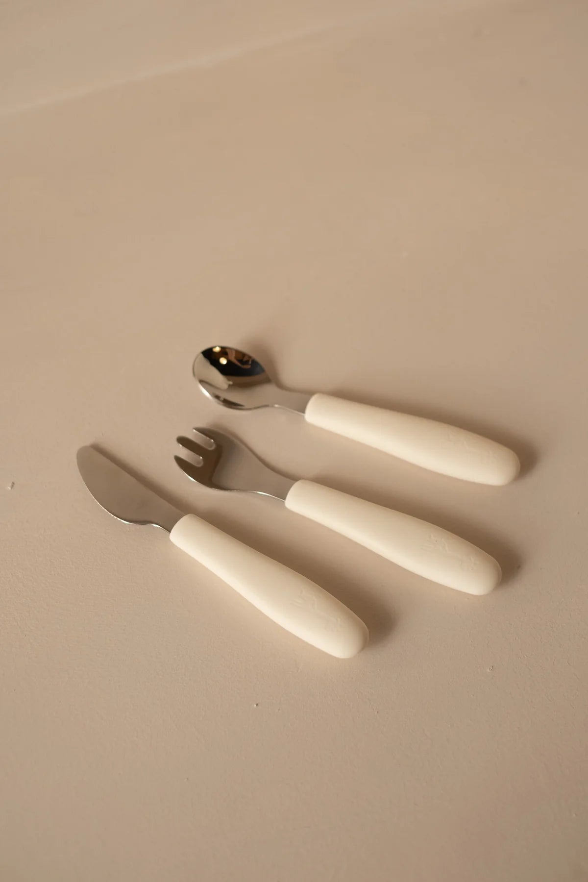 Micasso & Co Ensemble de cuillère, fourchette et couteau en silicone et métal Alimentation Micasso & Co Blanc crème