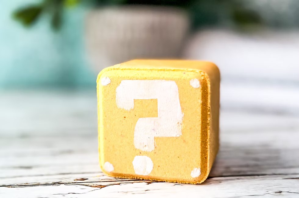 Savonnerie Bon Bain Bombe de bain Soins corporels Savonnerie Bon Bain Cube Jaune Mario ? - surprise à l'intérieur