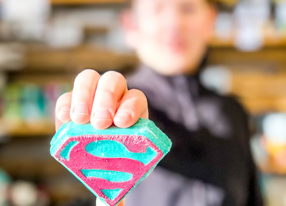 Savonnerie Bon Bain Bombe de bain Soins corporels Savonnerie Bon Bain Super héros - surprise à l'intérieur